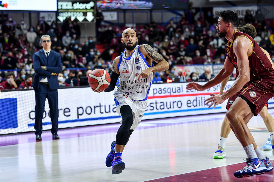 Vanoli Cremona - Banco di Sardegna Sassari domenica alle 12: Logan a -3 da 300 assist con la Dinamo
