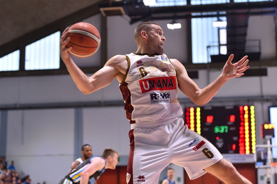 Salta il fattore campo anche nella seconda semifinale: Umana Venezia corsara a Cremona con la miglior prova al tiro di questi playoff (55.4% totale e 65.8% da 2 punti)