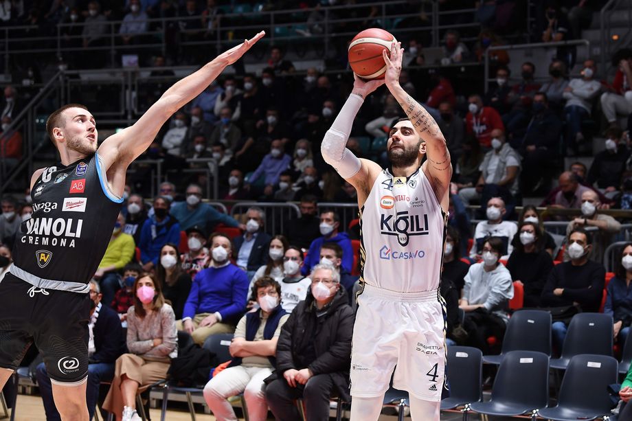 Aradori trascina la Fortitudo Kigili Bologna nello scontro salvezza, Vanoli Cremona battuta in volata