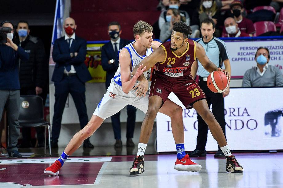 La 27ª giornata si apre sabato alle 12 con la sfida tra Banco di Sardegna Sassari e Umana Reyer Venezia