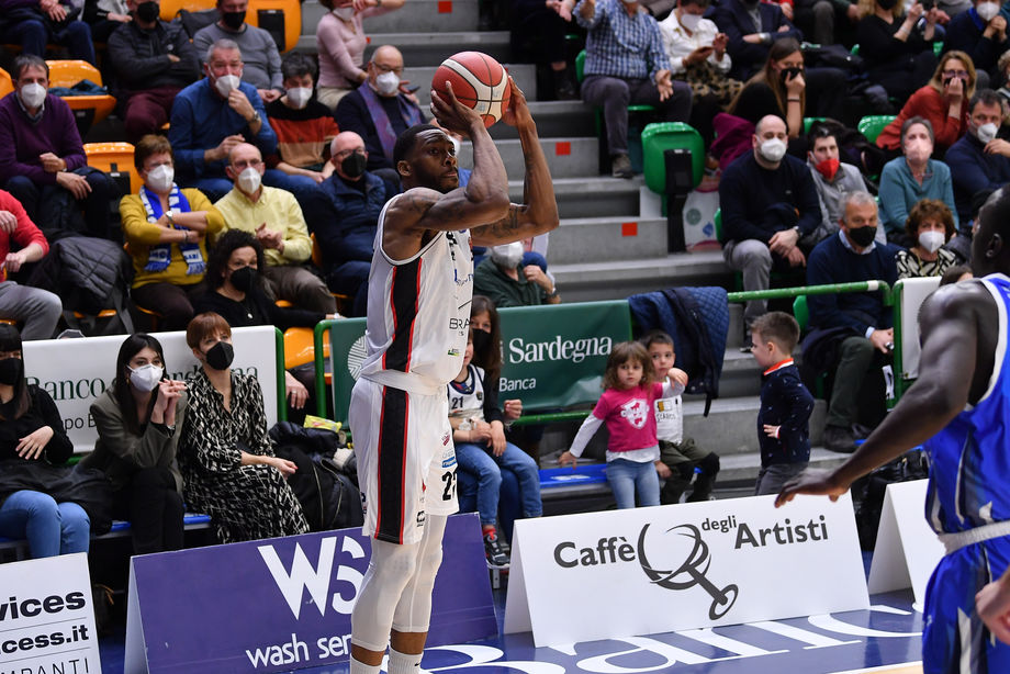 Bertram Tortona, il miglior Sanders visto in Serie A (23 punti e 7 triple) nel successo piemontese a Sassari