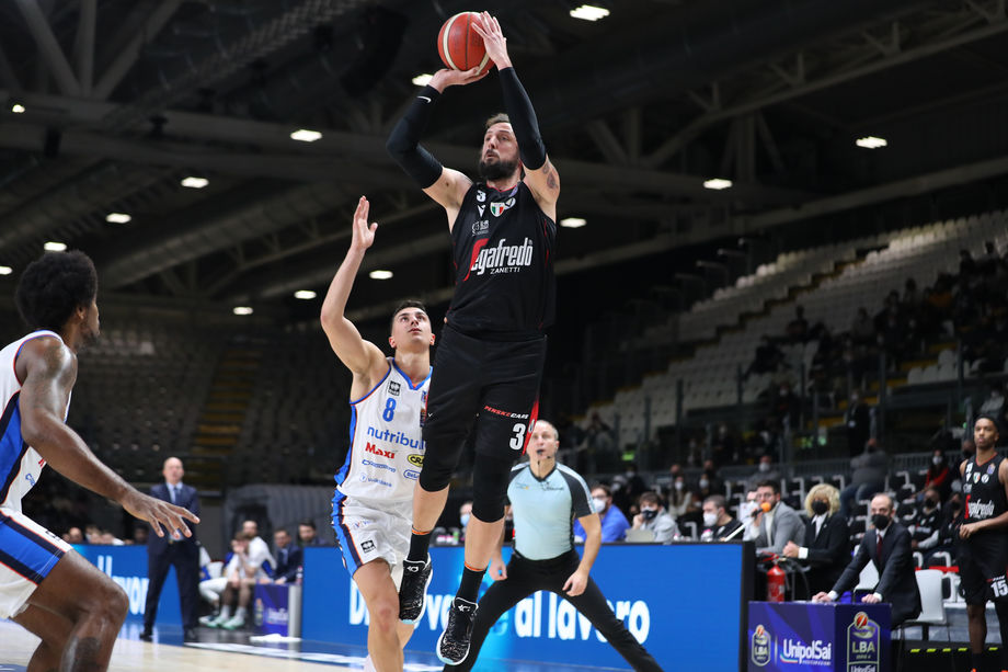 Nutribullet Treviso - Virtus Segafredo Bologna venerdì alle 20.30 su Eurosport 2 apre la 29ª giornata