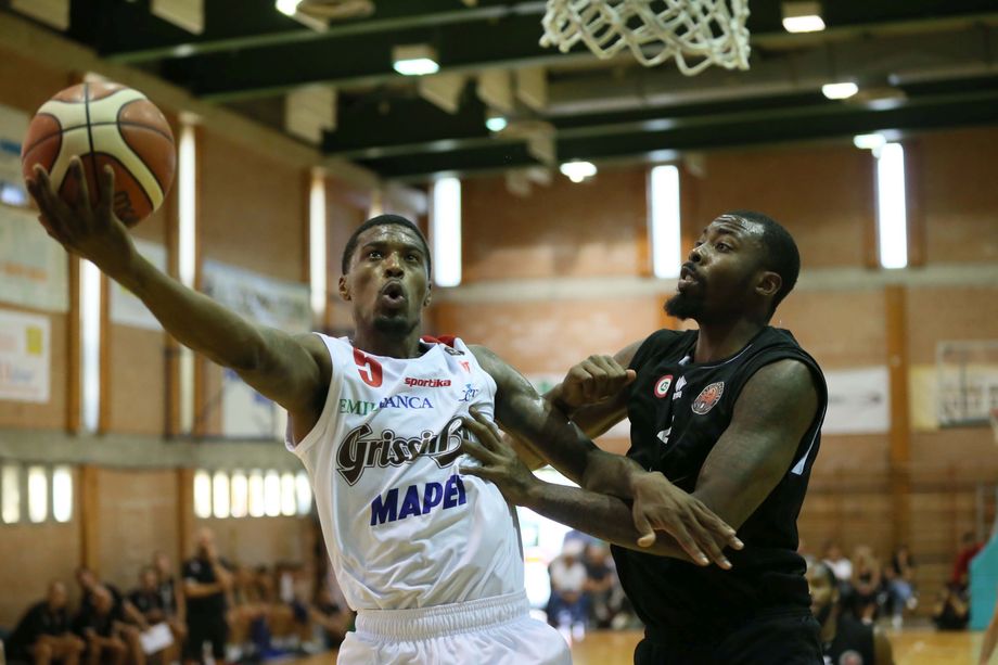 Grissin Bon, l’esordio è vincente: Tortona sconfitta 82-63 dai canestri di Ledo, Butterfield e De Vico