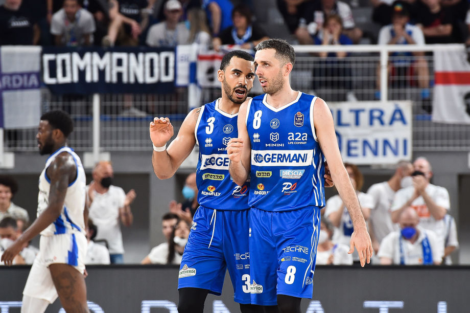 In Gara 1 contro Sassari Della Valle (30 punti) e Mitrou-Long (24 punti) protagonisti delle due migliori prestazioni realizzative nella storia della Germani Brescia ai playoff