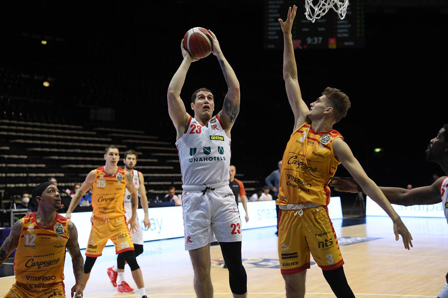 Nel posticipo la UNAHOTELS Reggio Emilia torna alla vittoria contro la Carpegna Prosciutto Pesaro