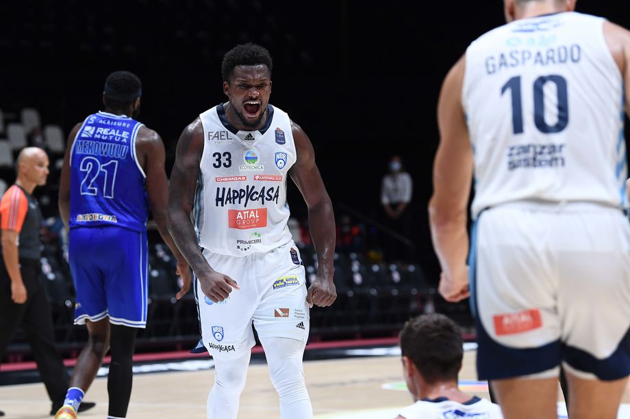 Discovery + Supercoppa - Quarti di finale: l'Happy Casa Brindisi è la seconda semifinalista, Banco di Sardegna Sassari sconfitto 76-66