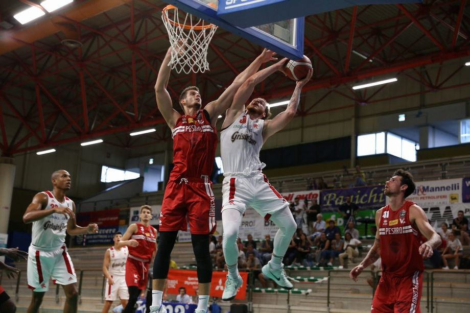 Con Upshaw (26 punti) la Grissin Bon batte la Carpegna Prosciutto Pesaro e vince a Sansepolcro 