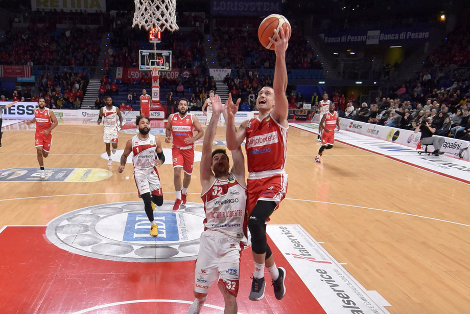 Openjobmetis, miglior prestazione al tiro stagionale (53.8%).  Avramovic bestia nera di Pesaro: per lui 20.5 punti di media contro la VL