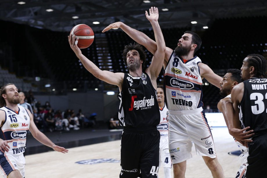 La Virtus Segafredo Bologna si aggiudica la prima gara dei Quarti di Finale battendo la De'Longhi Treviso