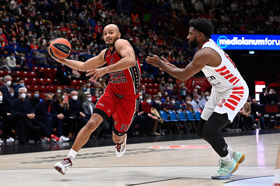 Eurolega, Shields non può nulla contro le 18 triple dell’Olympiacos. Milano ancora sconfitta 
