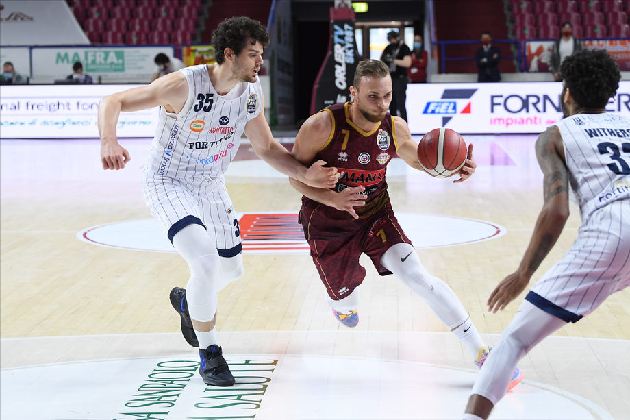 L'Umana Reyer Venezia consolida il quarto posto battendo la Fortitudo Lavoropiù Bologna