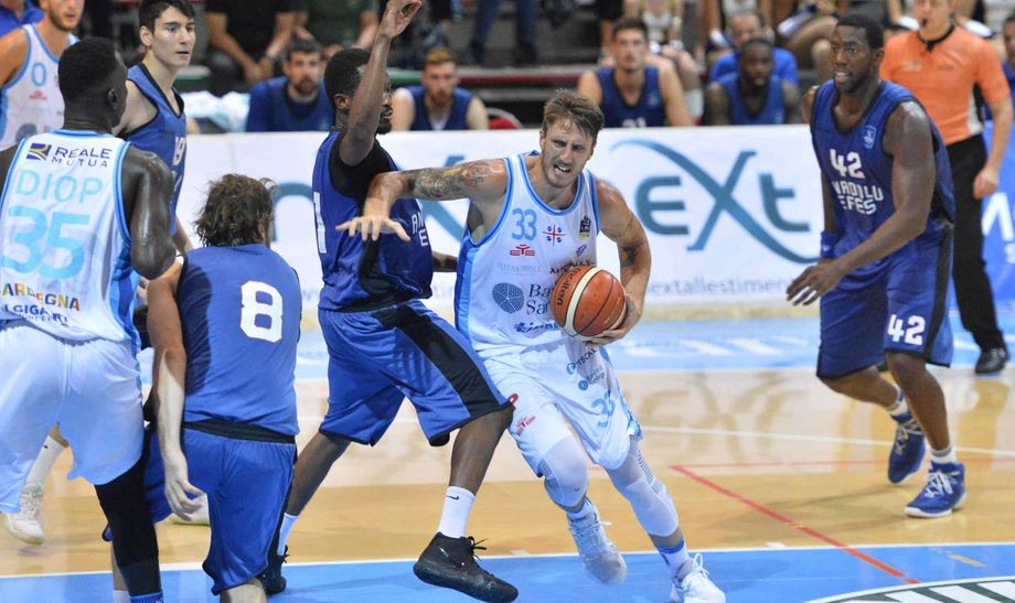 Il Banco di Sardegna cede all'Efes Pilsen nella finale di Olbia