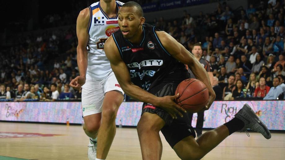 L'ala pivot Akil Mitchell per la Pallacanestro Trieste