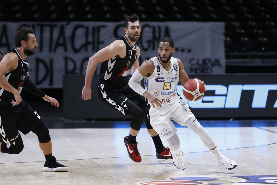 Dolomiti Energia Trentino, nella vittoria di Bologna Browne a quota 26 punti con 7 triple e 9 assist. Williams sale al 2° posto della classifica marcatori con una media di 18.2 punti