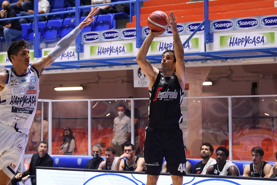 Con la Virtus Segafredo Bologna a Brindisi salta il fattore campo della serie per la prima volta in questi playoff. Teodosic segna 24 punti con 6/11 da 3: è il suo record n Italia