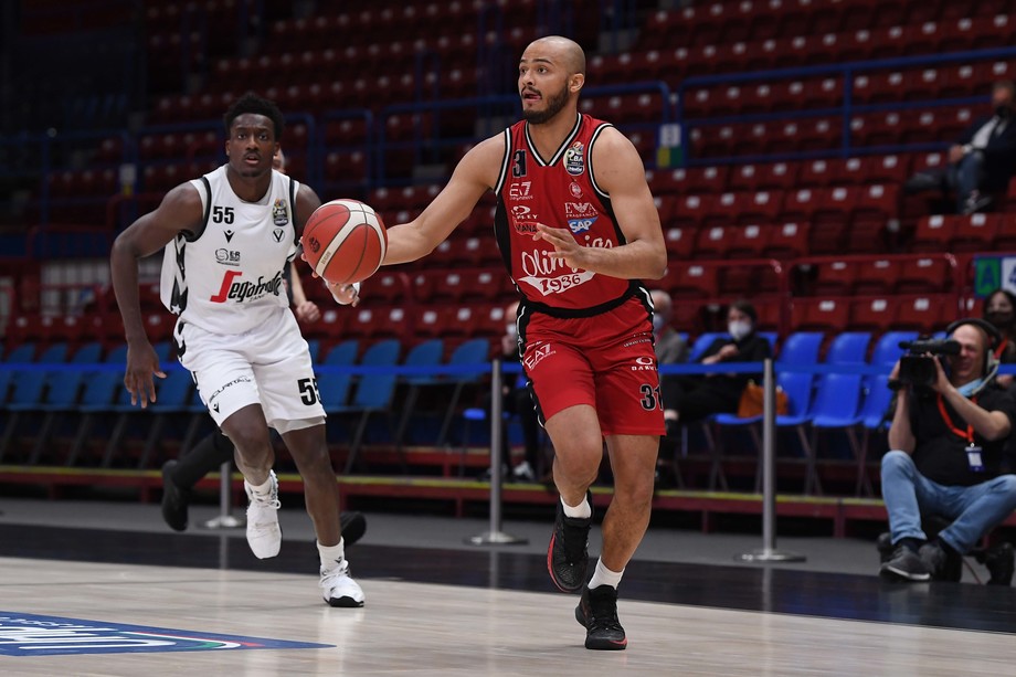 Non basta la rimonta della Virtus Segafredo Bologna, vince l'A|X Armani Exchange Milano con 35 punti di Shields 