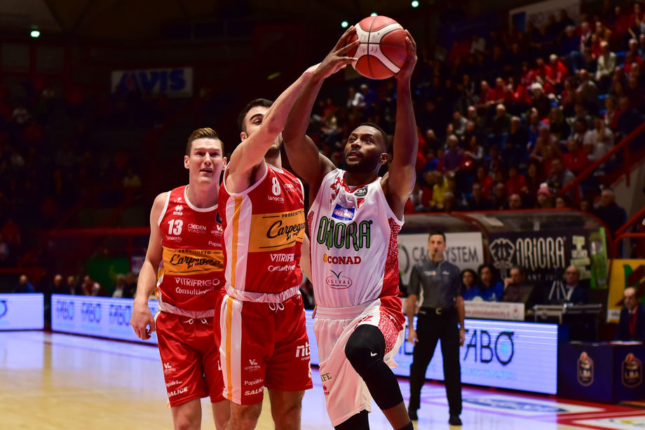 OriOra Pistoia, quinta vittoria interna consecutiva: la Carpegna Prosciutto Pesaro cede 91 a 79 