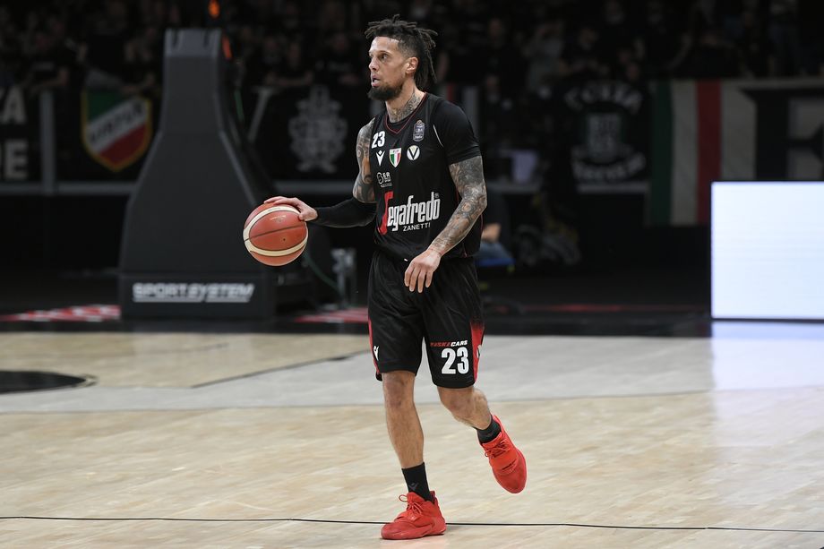 Alle 20 il ritorno di Hackett a Pesaro nella 154ª edizione del match tra Carpegna Prosciutto e Virtus Segafredo Bologna