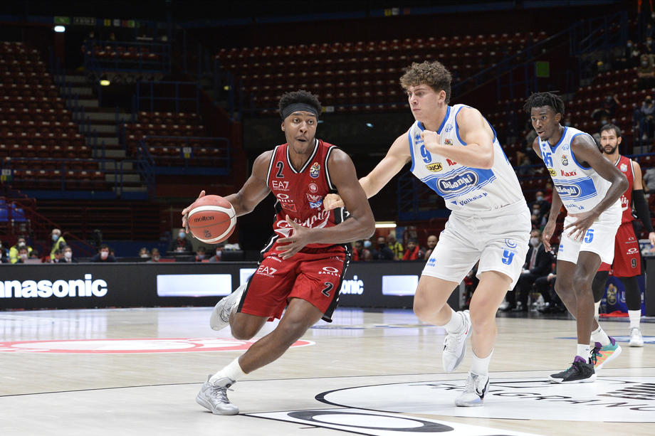 Milano non vinceva dal 2015 con uno scarto di almeno 40 punti. LeDay è il top scorer con 25 punti, 12 rimbalzi e 36 di valutazione: eguagliato Batista