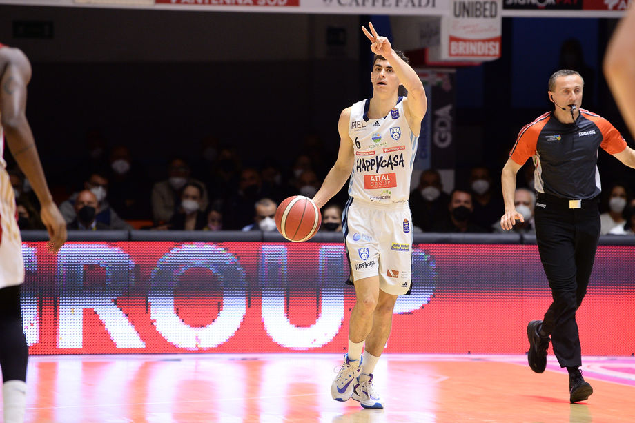 Happy Casa Brindisi, il punto di capitan Zanelli: “La tanta sfortuna non ha permesso di esprimerci al meglio. Il mio futuro? Ci penserò a fine stagione”