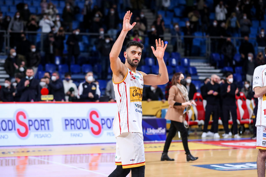 Tambone: “Giocare a Pesaro è un privilegio. Come a Varese qui il basket è speciale"