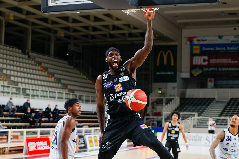 Dolomiti Energia Trentino, arriva la quarta 'doppia doppia' stagionale per JaCorey Williams con 20 punti e 11 rimbalzi