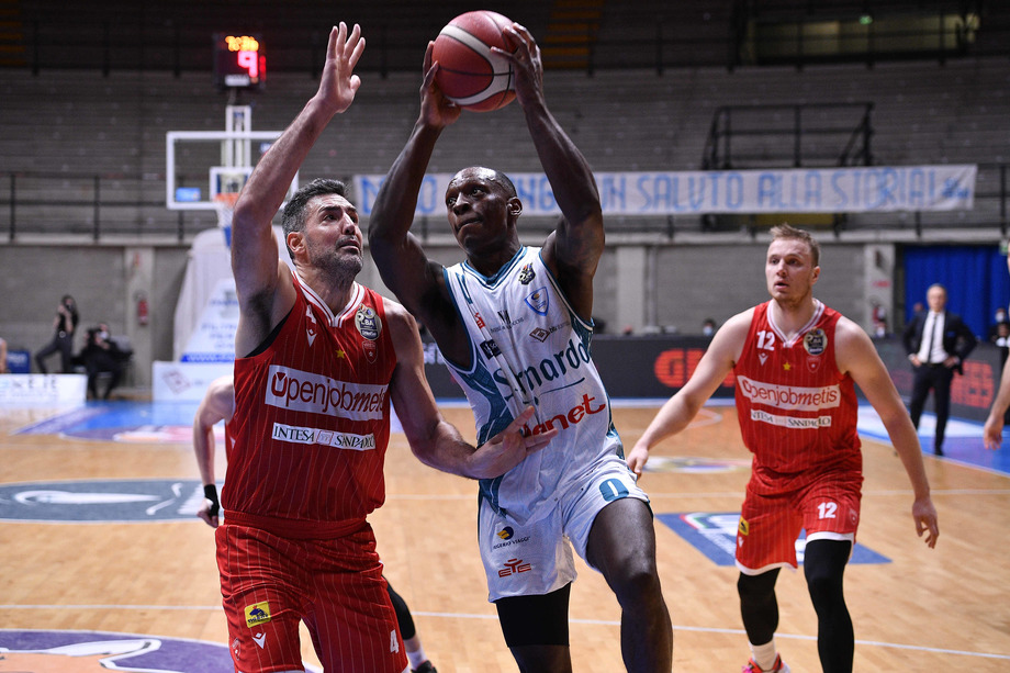 Serie A UnipolSai: il derby lombardo va all'Acqua S.Bernardo Cantù che sconfigge l'Openjobmetis Varese