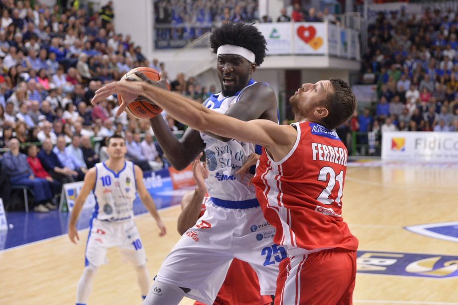 Banco di Sardegna, con Rashawn Thomas (15 rimbalzi) diventa leader del campionato sotto i tabelloni (88 in 2 gare)