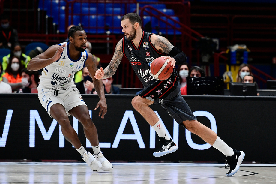 Serie A UnipolSai: il posticipo è il 'big match' tra Happy Casa Brindisi e A|X Armani Exchange Milano (ore 20.45, Rai Sport HD). Micov a 8 punti dai 2.000 in Serie A