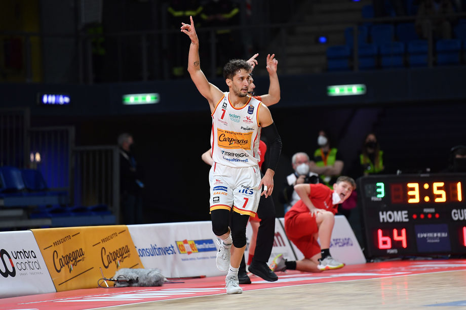 Carpegna Prosciutto Pesaro, Moretti commenta il successo con Sassari: “Serviva una reazione e ho preso l’iniziativa. Delfino? Averlo accanto ti dà sicurezza”