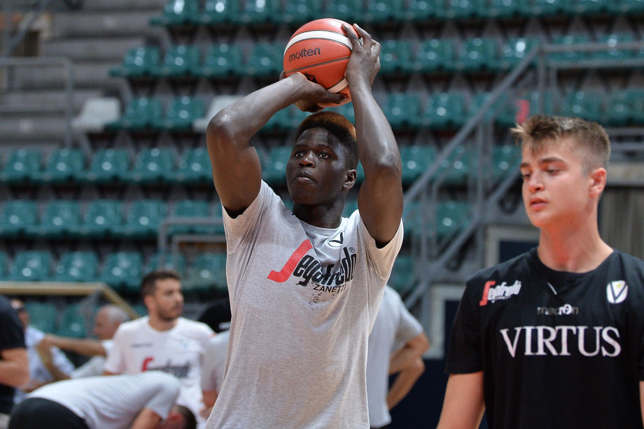 Carpegna Prosciutto Pesaro, arriva il centro Gora Camara in prestito dalla Virtus Bologna