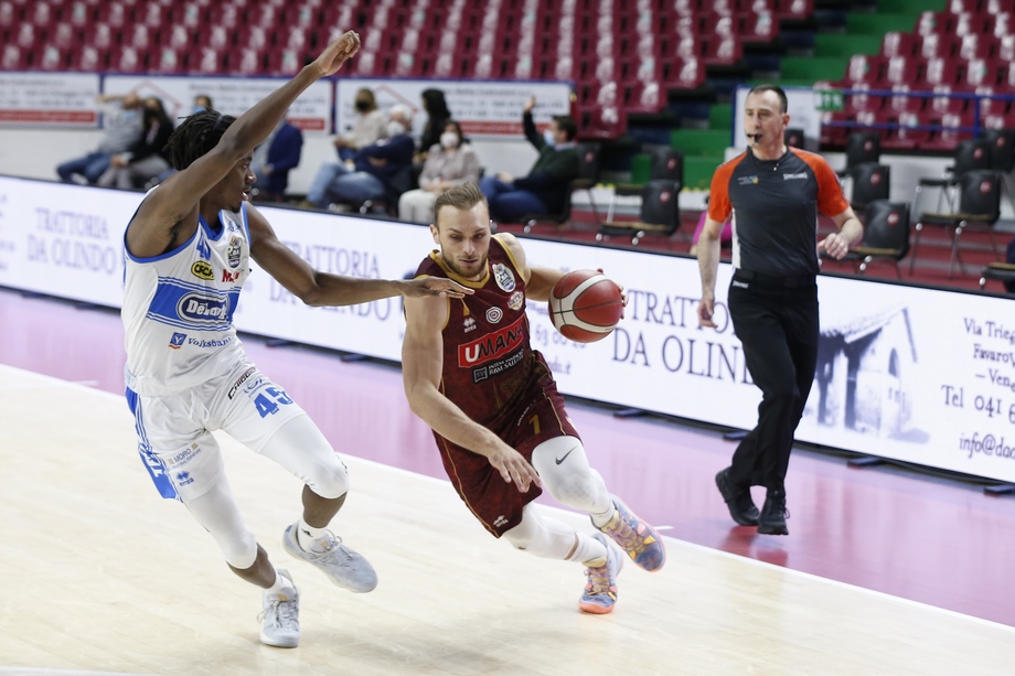 Il derby veneto è dell'Umana Reyer Venezia che batte la De'Longhi Treviso