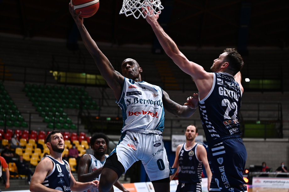 Acqua S.Bernardo Cantù, contro il Banco di Sardegna miglior prova offensiva stagionale (106 punti). Record individuale della stagione per Gaines con 43 punti e 46 di valutazione (17/18 ai liberi)