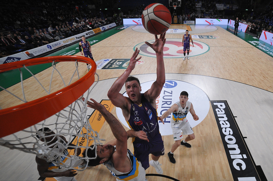 L'A|X Armani Exchange Milano batte la Vanoli Cremona (86-62) e stacca il pass per le semifinali