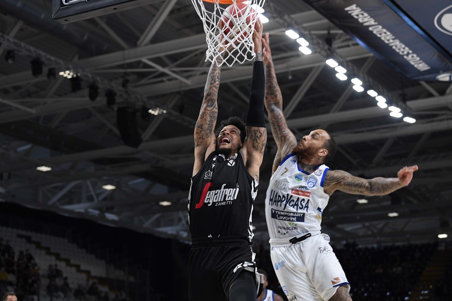 La Virtus Segafredo Bologna vince in Gara 3 contro l'Happy Casa Brindisi e accede dopo 14 anni alla Finale scudetto