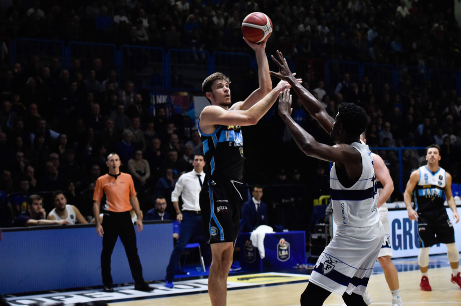 La Vanoli Cremona riparte con l'innesto di Ethan Happ che si presenta con 19 punti (in 29 minuti), 7 rimbalzi e 2 assist
