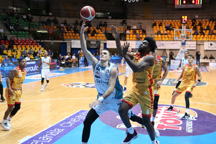Serie A UnipolSai: Carpegna Prosciutto Pesaro - Acqua S.Bernardo Cantù alle 16 su Rai Sport Hd