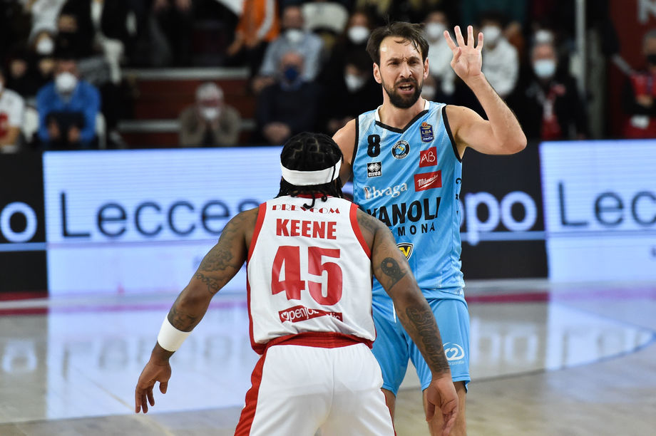 Vanoli Cremona, nel k.o. di Varese Poeta sigla la sua seconda miglior prestazione in carriera per assist  (14)