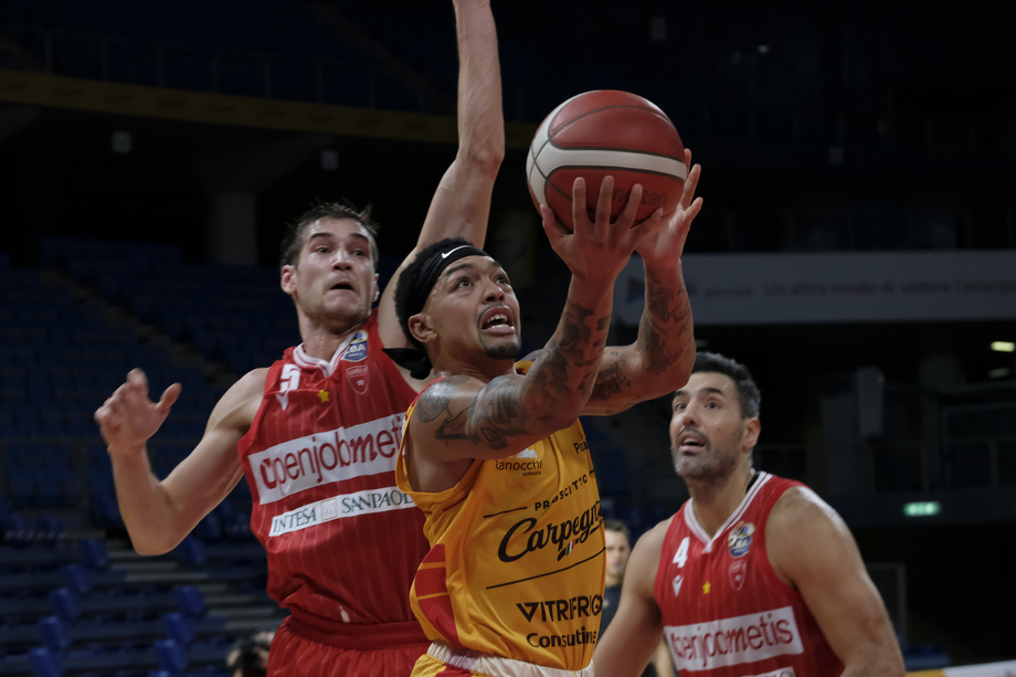 Serie A UnipolSai: alle 17 apre la domenica Openjobmetis Varese - Carpegna Prosciutto Pesaro su Eurosport 2