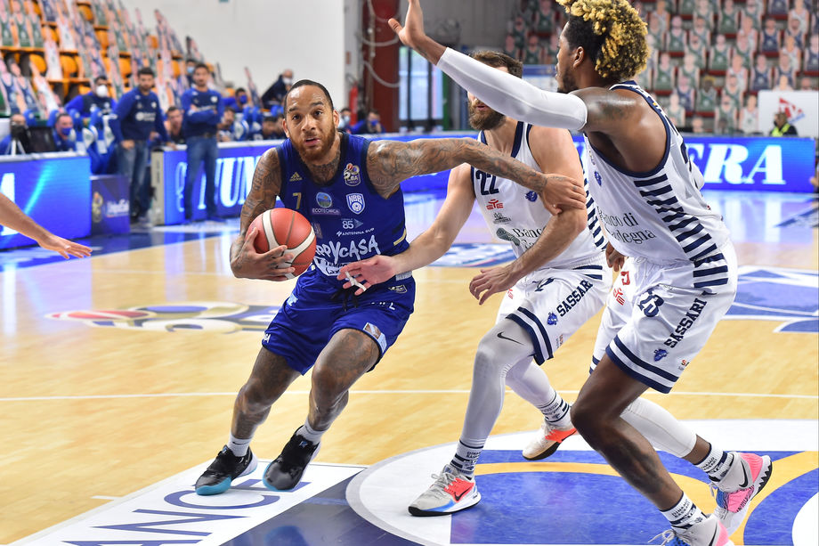 Happy Casa Brindisi, a Sassari settima vittoria di fila con la coppia Harrison-Bell