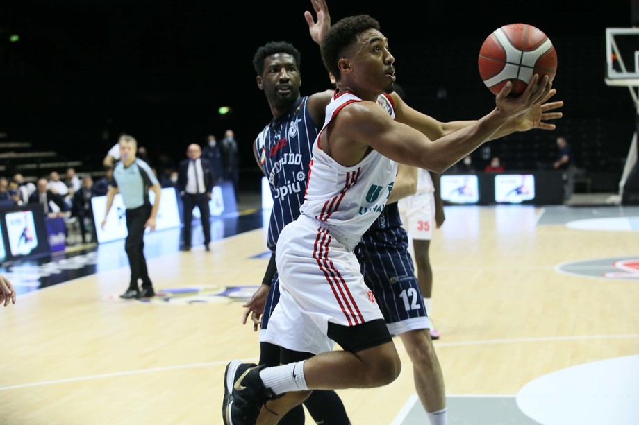 L'UNAHOTELS Reggio Emilia rimonta e vince il derby con la Fortitudo Lavoropiù: decisiva la spinta di Taylor (28 punti)