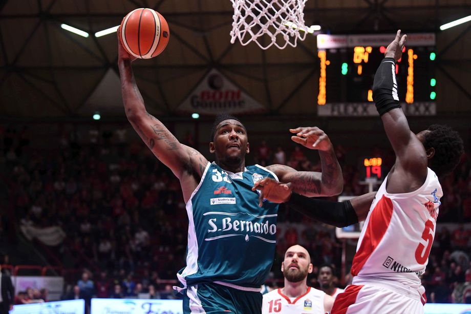 Acqua S. Bernardo Cantù vola a Pistoia con Stone: decima vittoria nel ritorno
