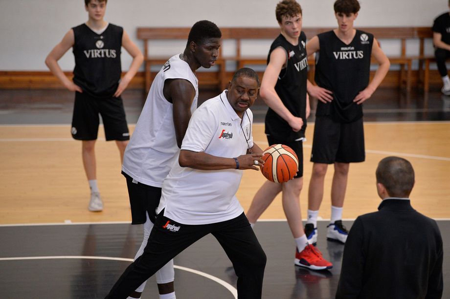 Richardson, un giorno da coach della Virtus guidando l'allenamento della Under 18 