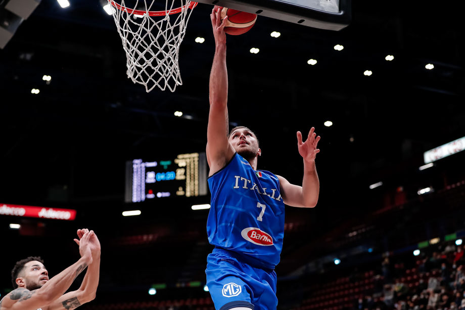 Qualificazioni FIBA World Cup 2023, l’Italia fatica ma in volata batte l’Olanda grazie a Tonut ed Akele
