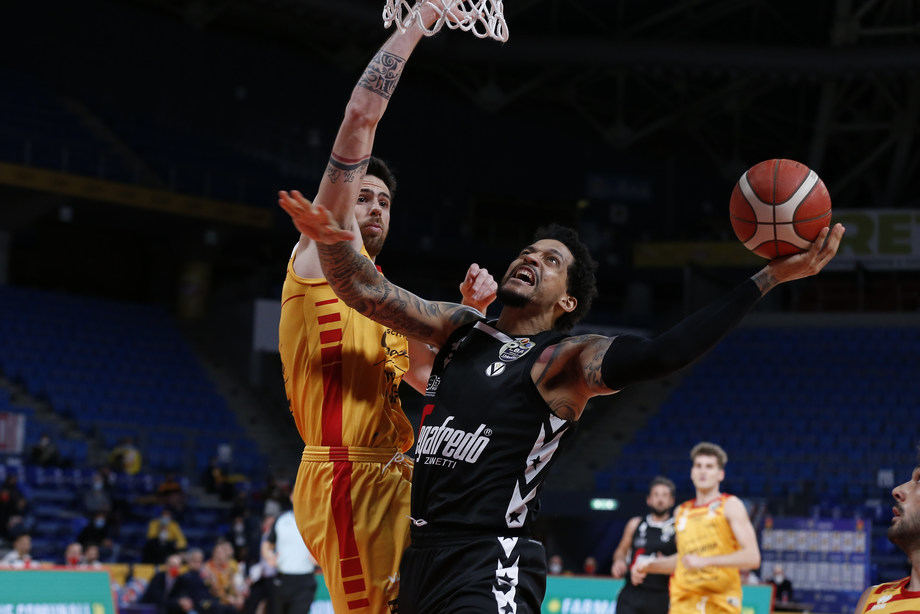 La Virtus Segafredo Bologna torna al successo sul campo della Carpegna Prosciutto Pesaro