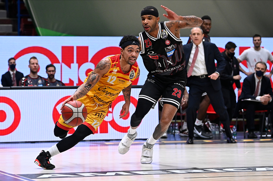 Serie A UnipolSai: la giornata si apre alle 12 con il 'lunch match' tra Carpegna Prosciutto Pesaro e A|X Armani Exchange Milano