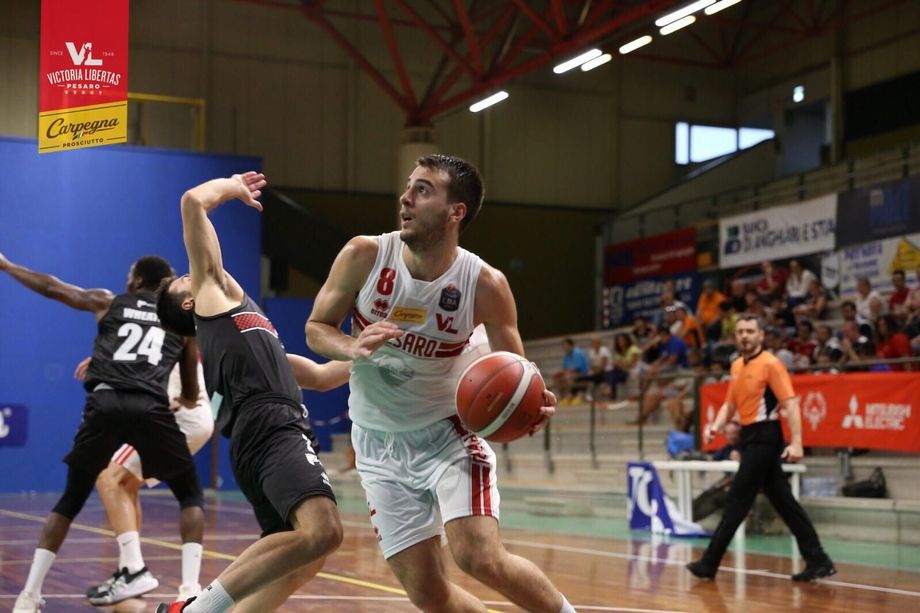 Con Barford (26 punti) la Carpegna Prosciutto Basket Pesaro batte l'OriOra Pistoia 