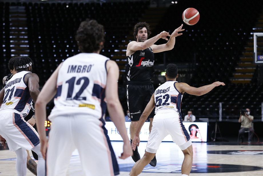 Segafredo Bologna, in Gara 1 terza prestazione di sempre nei playoff per assist e nuovo record societario (29): 9 sono di Teodosic (miglior prova individuale in maglia Virtus nei playoff)