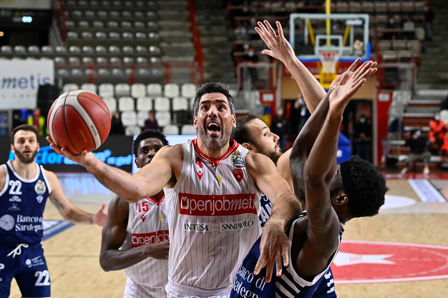 Serie A UnipolSai: l'Openjobmetis Varese frena la corsa del Banco di Sardegna Sassari