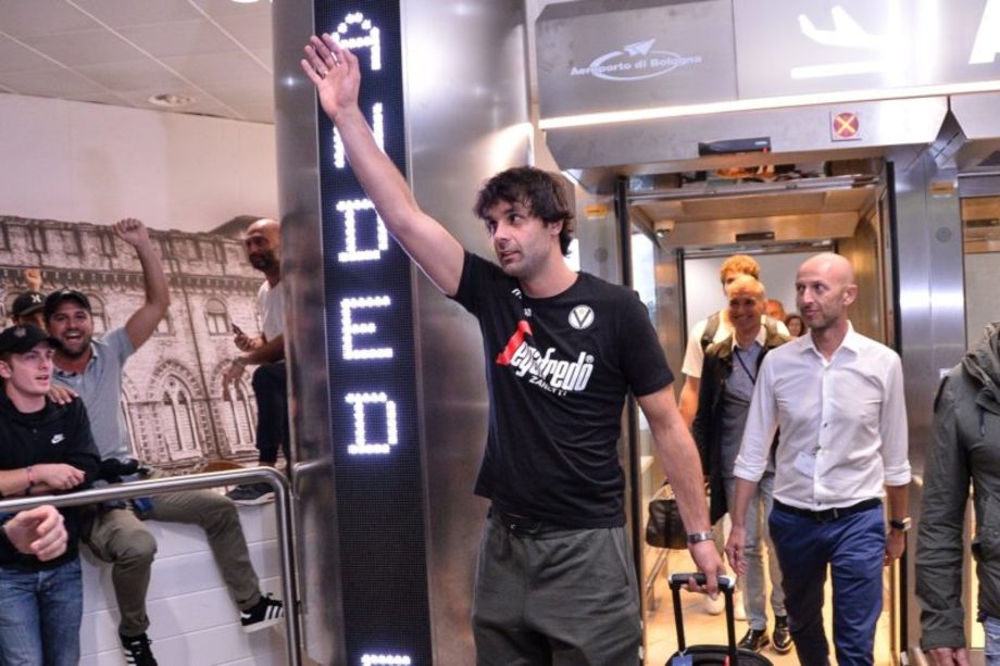 Virtus Segafredo Bologna, l'abbraccio dei tifosi a Teodosic